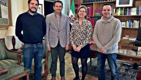Isabel Bravo, presidenta de la APC, Sergio Martínez y Rubén Tejedor, miembros de la APC, en el encuentro con José Carlos Bote, subdelegado del Gobierno en Cáceres